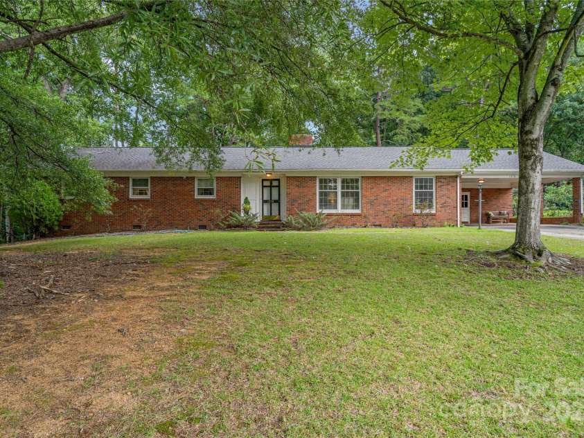 1210 Shady Bluff Drive, Charlotte, NC 28211.  MLS# CAR4280604, YatesRealty ID 30709. 