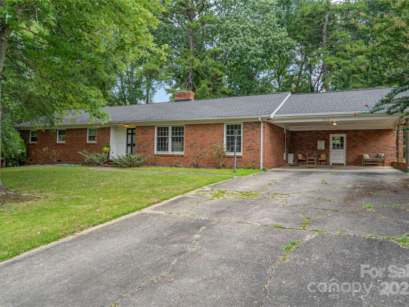 1210 Shady Bluff Drive, Charlotte, NC 28211.  MLS# CAR4280604, YatesRealty ID 30709. 