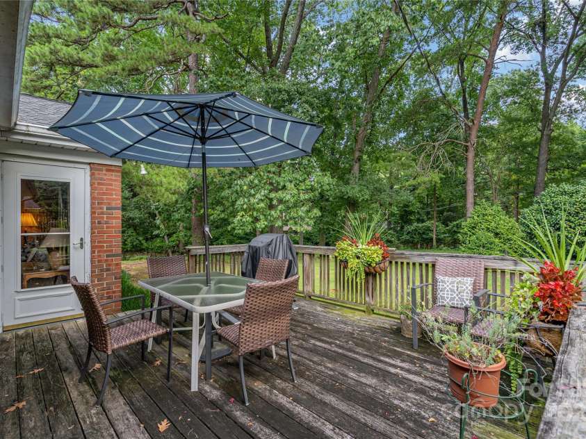 1210 Shady Bluff Drive, Charlotte, NC 28211.  MLS# CAR4280604, YatesRealty ID 30709. Deck