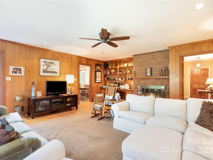 1210 Shady Bluff Drive, Charlotte, NC 28211.  MLS# CAR4280604, YatesRealty ID 30709. Den with Built ins
