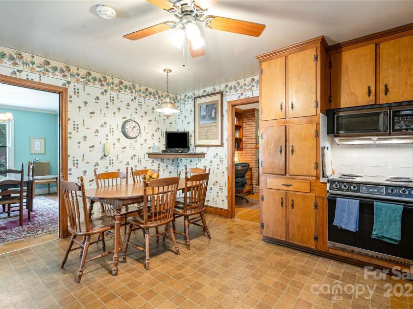 1210 Shady Bluff Drive, Charlotte, NC 28211.  MLS# CAR4280604, YatesRealty ID 30709. Eat in Kitchen