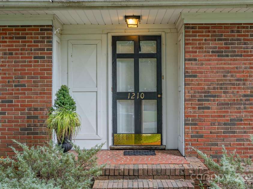 1210 Shady Bluff Drive, Charlotte, NC 28211.  MLS# CAR4280604, YatesRealty ID 30709. Front Entry