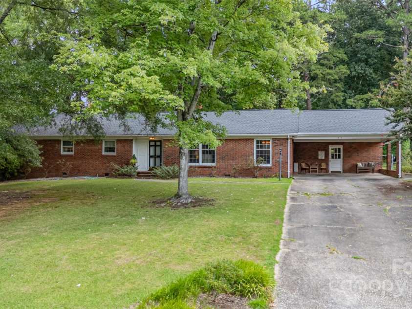 1210 Shady Bluff Drive, Charlotte, NC 28211.  MLS# CAR4280604, YatesRealty ID 30709. Front of house