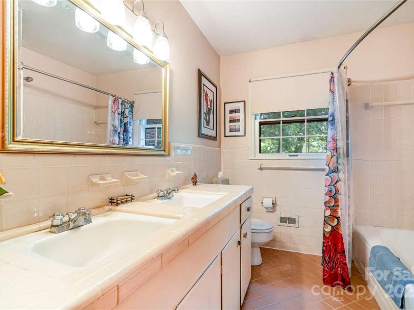 1210 Shady Bluff Drive, Charlotte, NC 28211.  MLS# CAR4280604, YatesRealty ID 30709. Full Hall Bath