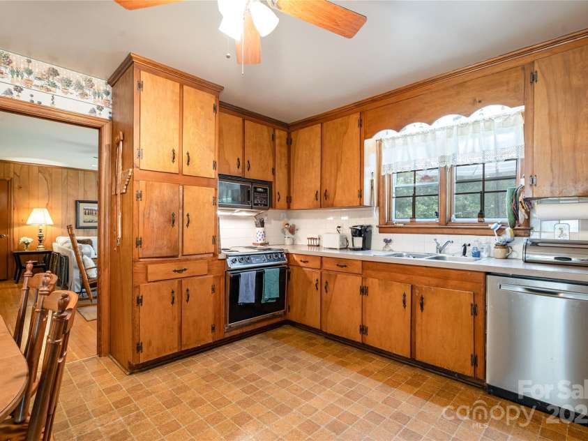 1210 Shady Bluff Drive, Charlotte, NC 28211.  MLS# CAR4280604, YatesRealty ID 30709. Kitchen