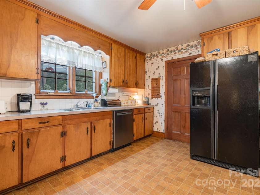 1210 Shady Bluff Drive, Charlotte, NC 28211.  MLS# CAR4280604, YatesRealty ID 30709. Kitchen w/ utility room through the door
