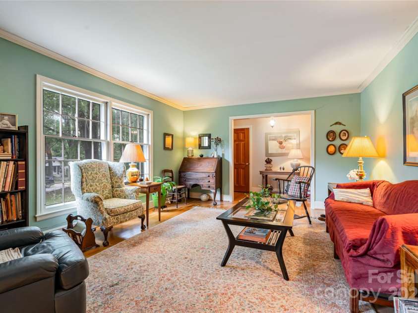 1210 Shady Bluff Drive, Charlotte, NC 28211.  MLS# CAR4280604, YatesRealty ID 30709. Living Room