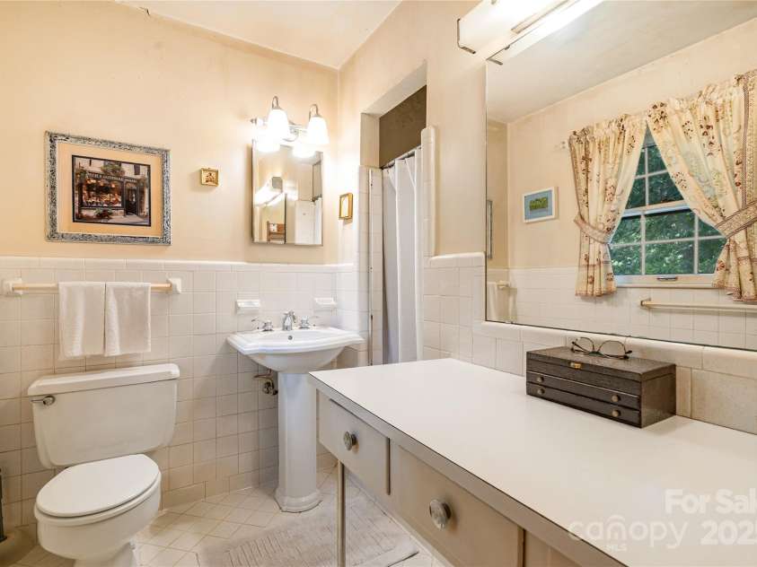 1210 Shady Bluff Drive, Charlotte, NC 28211.  MLS# CAR4280604, YatesRealty ID 30709. Primary Bathroom
