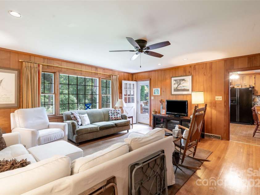 1210 Shady Bluff Drive, Charlotte, NC 28211.  MLS# CAR4280604, YatesRealty ID 30709. Spacious Den