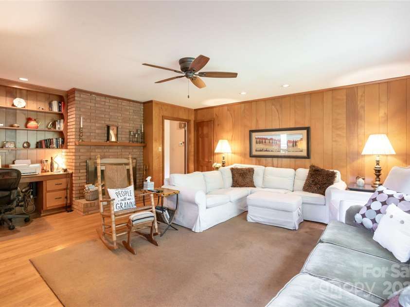 1210 Shady Bluff Drive, Charlotte, NC 28211.  MLS# CAR4280604, YatesRealty ID 30709. Spacious Den