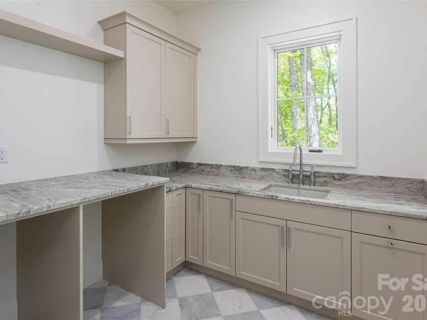 99 Little Cherokee Ridge, Hendersonville, NC 28739.  MLS# CAR4375910, YatesRealty ID 30711. Laundry Room