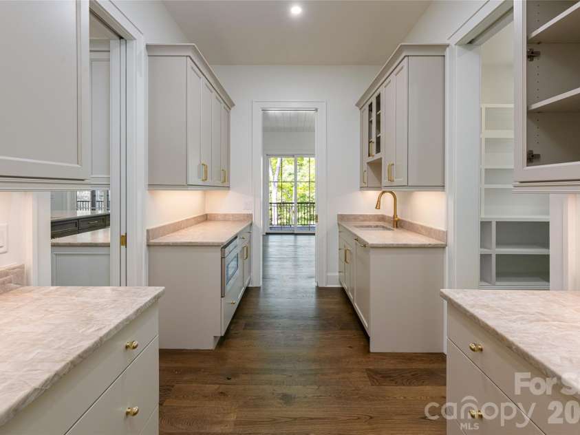 99 Little Cherokee Ridge, Hendersonville, NC 28739.  MLS# CAR4375910, YatesRealty ID 30711. Scullery