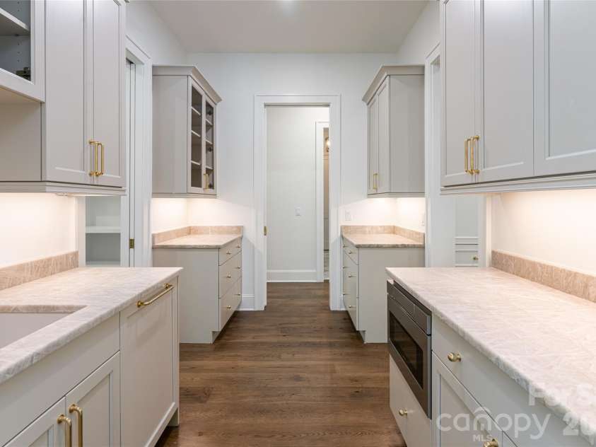 99 Little Cherokee Ridge, Hendersonville, NC 28739.  MLS# CAR4375910, YatesRealty ID 30711. Scullery