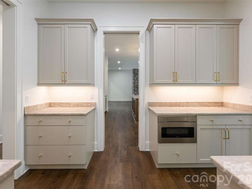 99 Little Cherokee Ridge, Hendersonville, NC 28739.  MLS# CAR4375910, YatesRealty ID 30711. Scullery
