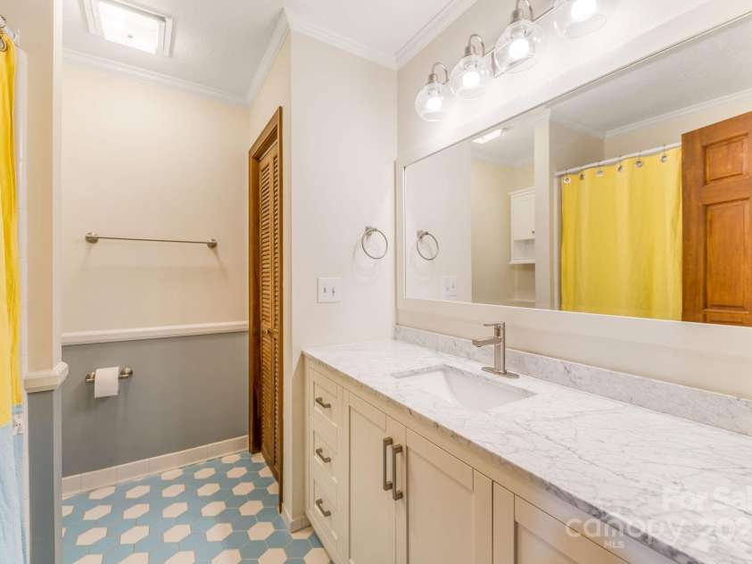 119 Yardley Court, Hendersonville, NC 28739.  MLS# CAR4285424, YatesRealty ID 30713. Hallway full bathroom
