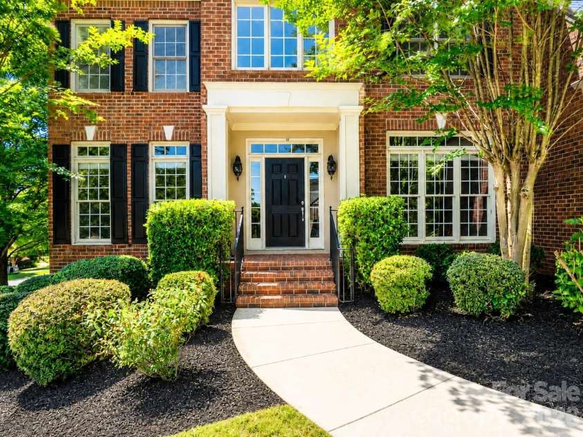 7010 Stanbury Drive, Matthews, NC 28104.  MLS# CAR4391261, YatesRealty ID 30719. 
