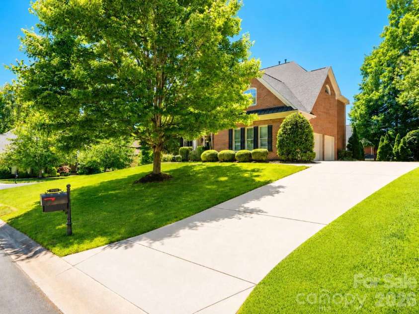 7010 Stanbury Drive, Matthews, NC 28104.  MLS# CAR4391261, YatesRealty ID 30719. 