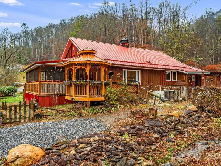 814 Little Creek Road, Burnsville, NC 28714.  MLS# CAR4328027, YatesRealty ID 3072. 