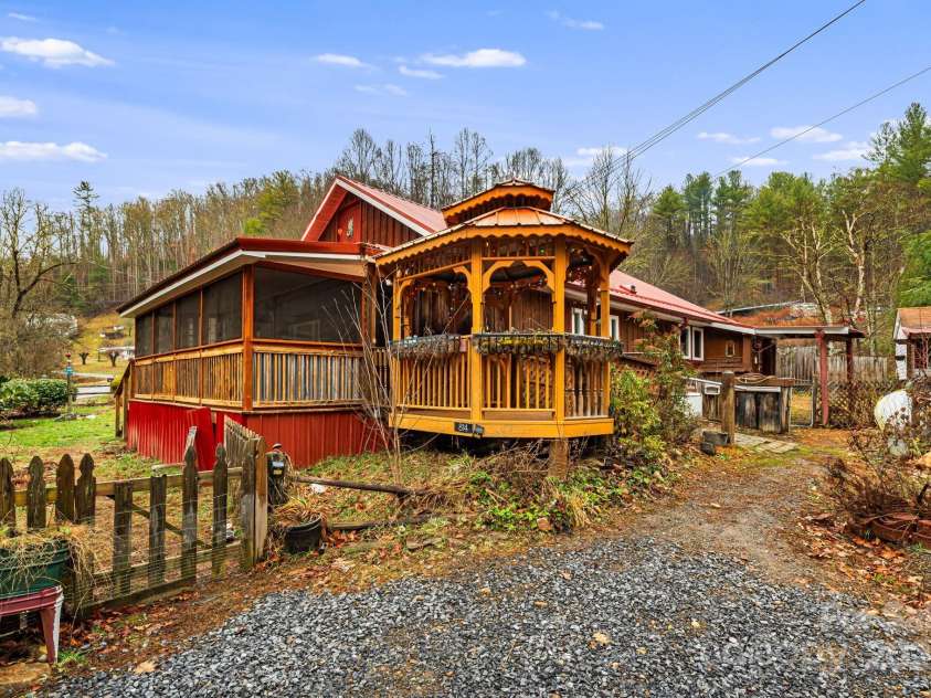 814 Little Creek Road, Burnsville, NC 28714.  MLS# CAR4328027, YatesRealty ID 3072. 