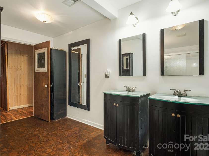 814 Little Creek Road, Burnsville, NC 28714.  MLS# CAR4328027, YatesRealty ID 3072. 