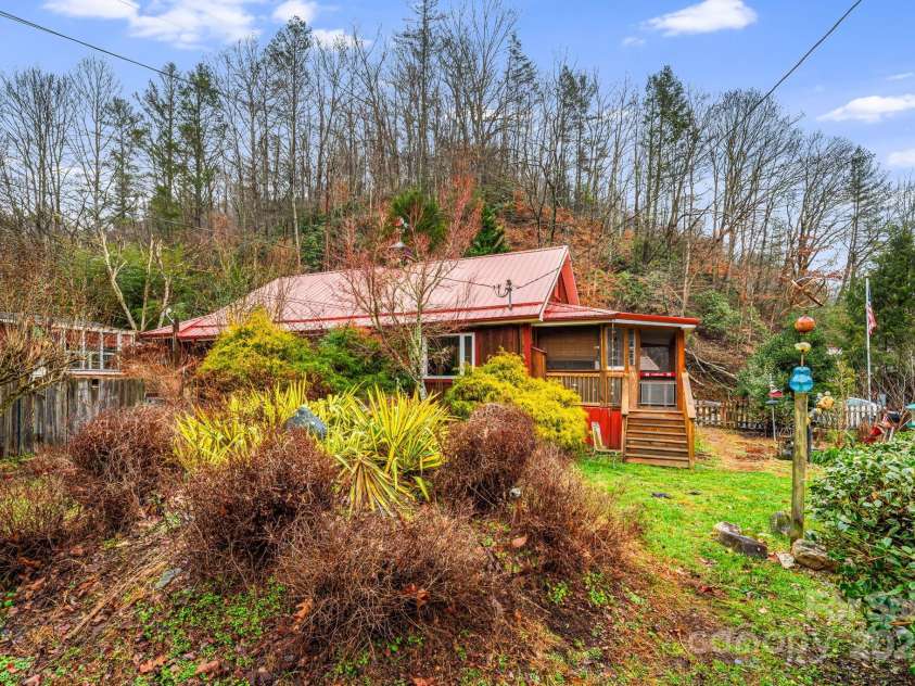 814 Little Creek Road, Burnsville, NC 28714.  MLS# CAR4328027, YatesRealty ID 3072. 
