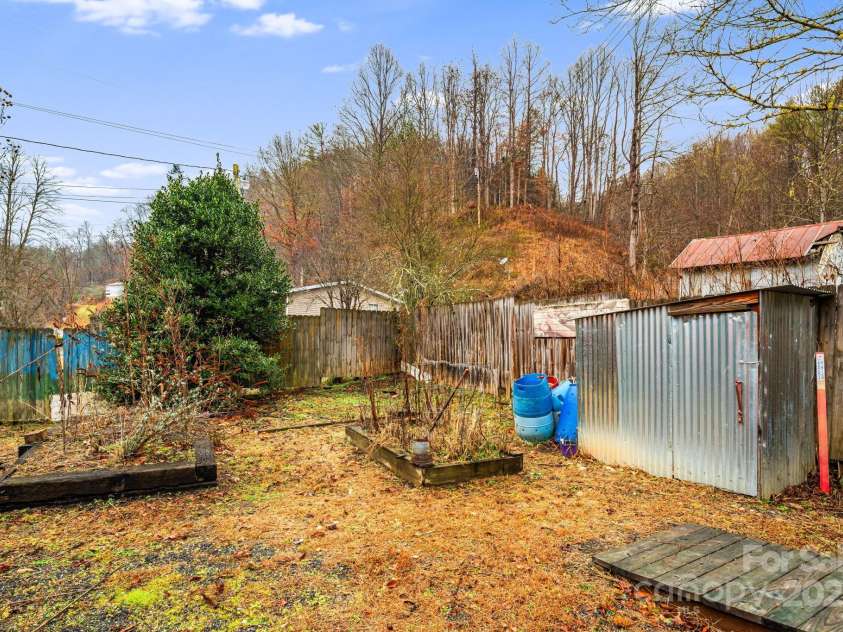 814 Little Creek Road, Burnsville, NC 28714.  MLS# CAR4328027, YatesRealty ID 3072. 