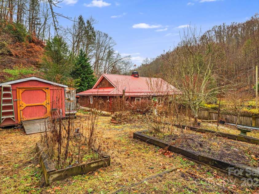 814 Little Creek Road, Burnsville, NC 28714.  MLS# CAR4328027, YatesRealty ID 3072. 