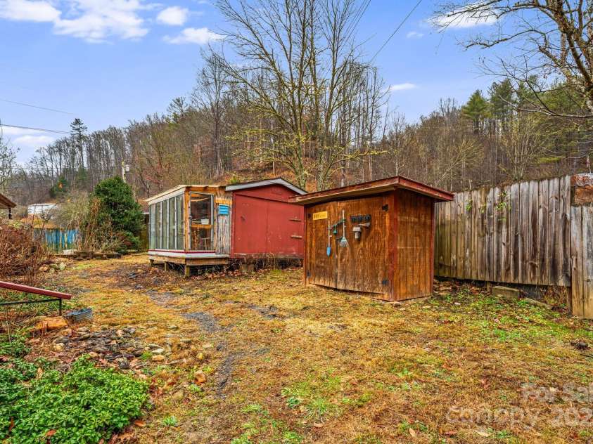 814 Little Creek Road, Burnsville, NC 28714.  MLS# CAR4328027, YatesRealty ID 3072. 