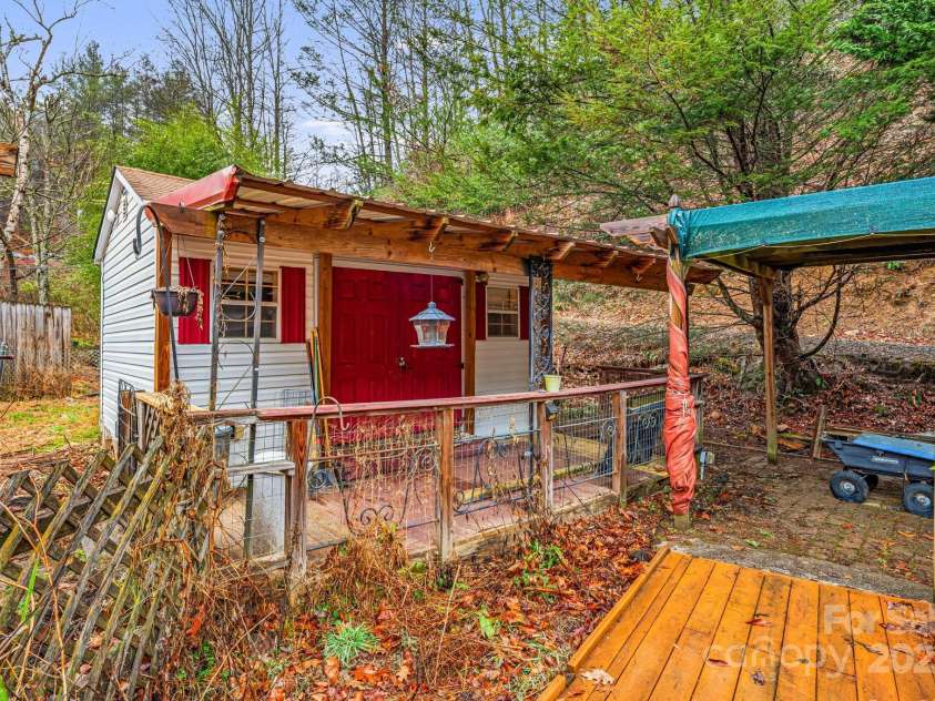 814 Little Creek Road, Burnsville, NC 28714.  MLS# CAR4328027, YatesRealty ID 3072. 