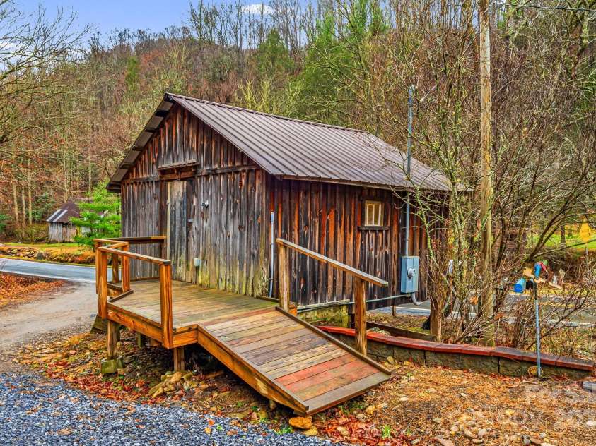 814 Little Creek Road, Burnsville, NC 28714.  MLS# CAR4328027, YatesRealty ID 3072. 