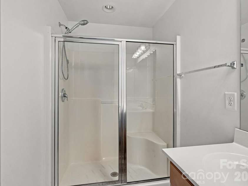 442 Almora Loop, Mooresville, NC 28115.  MLS# CAR4385982, YatesRealty ID 30720. Primary Bath