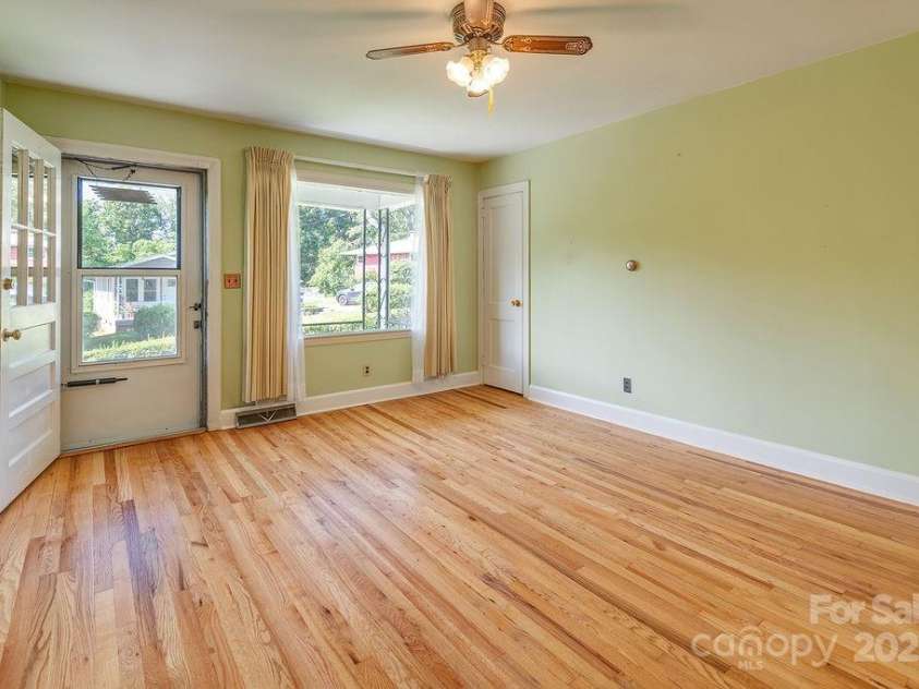 37 Taft Avenue, Asheville, NC 28803.  MLS# CAR4267282, YatesRealty ID 30723. 