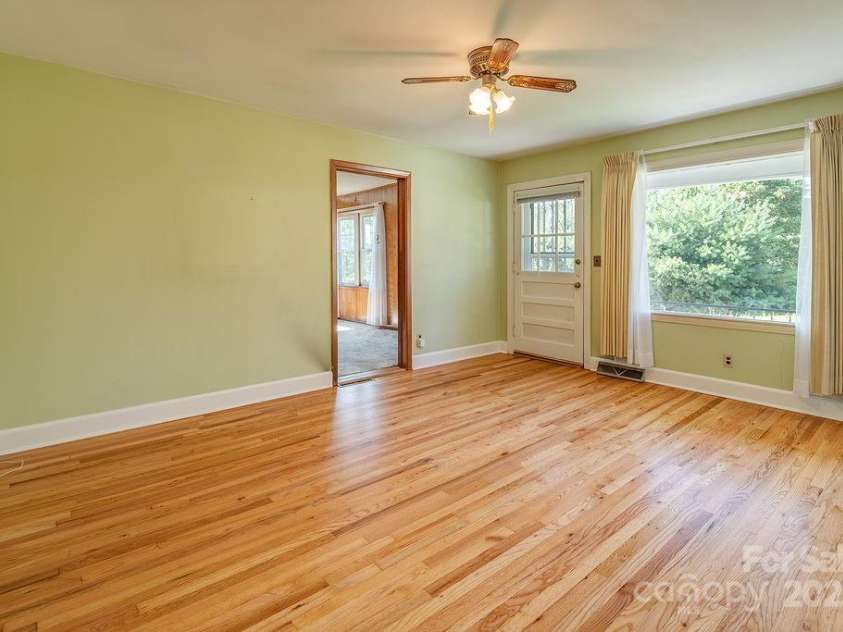 37 Taft Avenue, Asheville, NC 28803.  MLS# CAR4267282, YatesRealty ID 30723. 