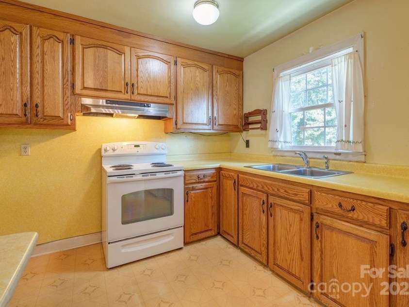 37 Taft Avenue, Asheville, NC 28803.  MLS# CAR4267282, YatesRealty ID 30723. 