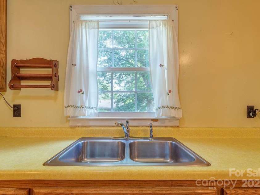 37 Taft Avenue, Asheville, NC 28803.  MLS# CAR4267282, YatesRealty ID 30723. 