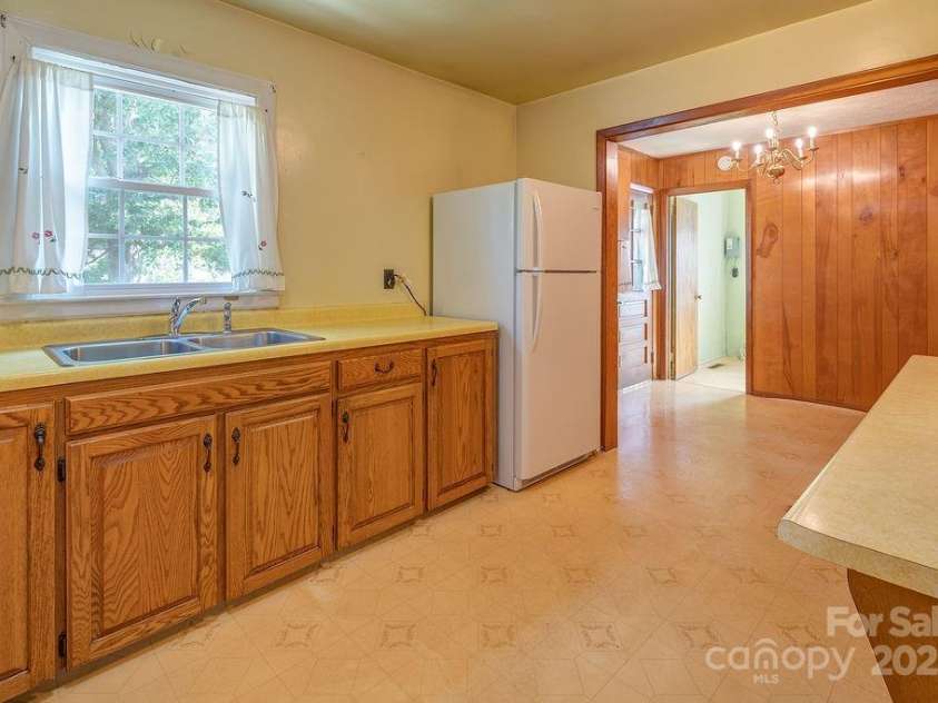 37 Taft Avenue, Asheville, NC 28803.  MLS# CAR4267282, YatesRealty ID 30723. 