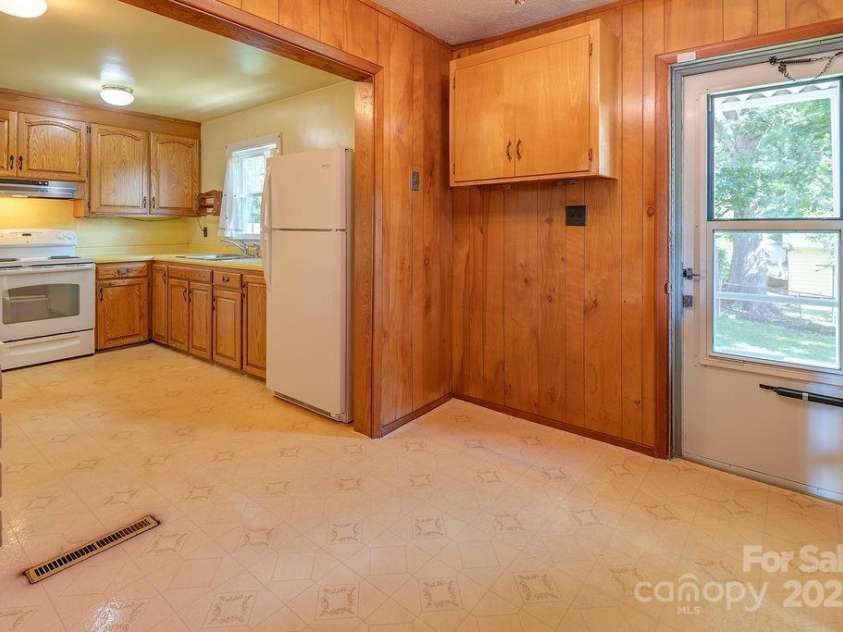 37 Taft Avenue, Asheville, NC 28803.  MLS# CAR4267282, YatesRealty ID 30723. 