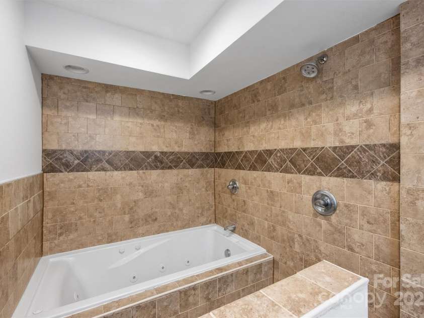 3408 Winterfield Place, Charlotte, NC 28205.  MLS# CAR4284474, YatesRealty ID 30724. Primary Bath