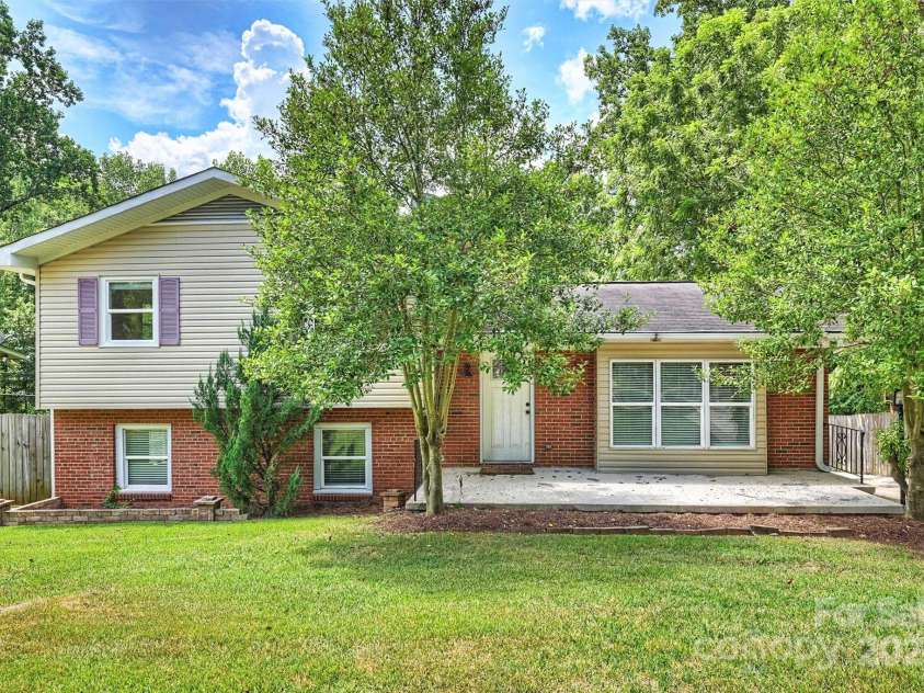 3408 Winterfield Place, Charlotte, NC 28205.  MLS# CAR4284474, YatesRealty ID 30724. Welcome home!