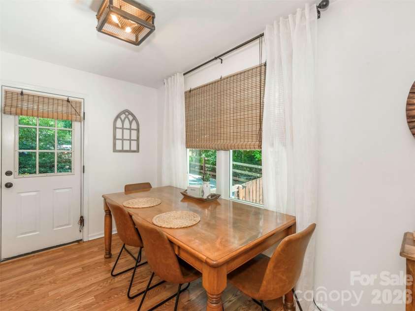 3814 Wonderland Drive, Matthews, NC 28104.  MLS# CAR4391845, YatesRealty ID 30724. Breakfast/dining area