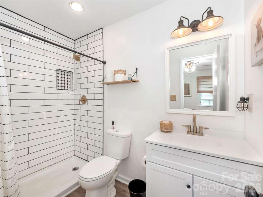 3814 Wonderland Drive, Matthews, NC 28104.  MLS# CAR4391845, YatesRealty ID 30724. Ensuite full bath