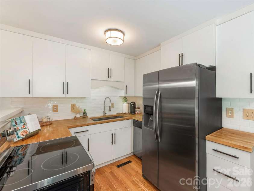 3814 Wonderland Drive, Matthews, NC 28104.  MLS# CAR4391845, YatesRealty ID 30724. Kitchen