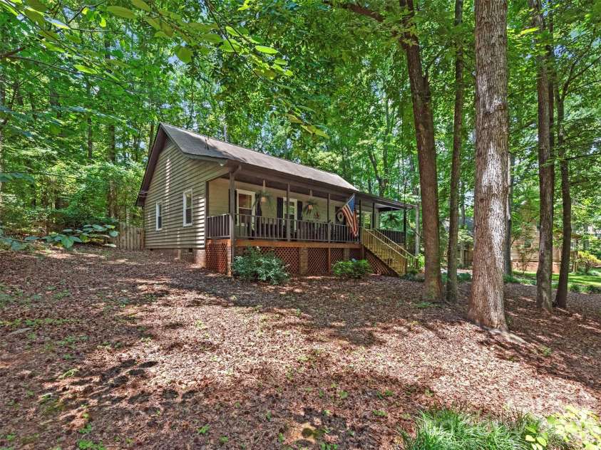 3814 Wonderland Drive, Matthews, NC 28104.  MLS# CAR4391845, YatesRealty ID 30724. Left side front