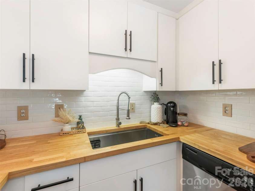 3814 Wonderland Drive, Matthews, NC 28104.  MLS# CAR4391845, YatesRealty ID 30724. New cabinets