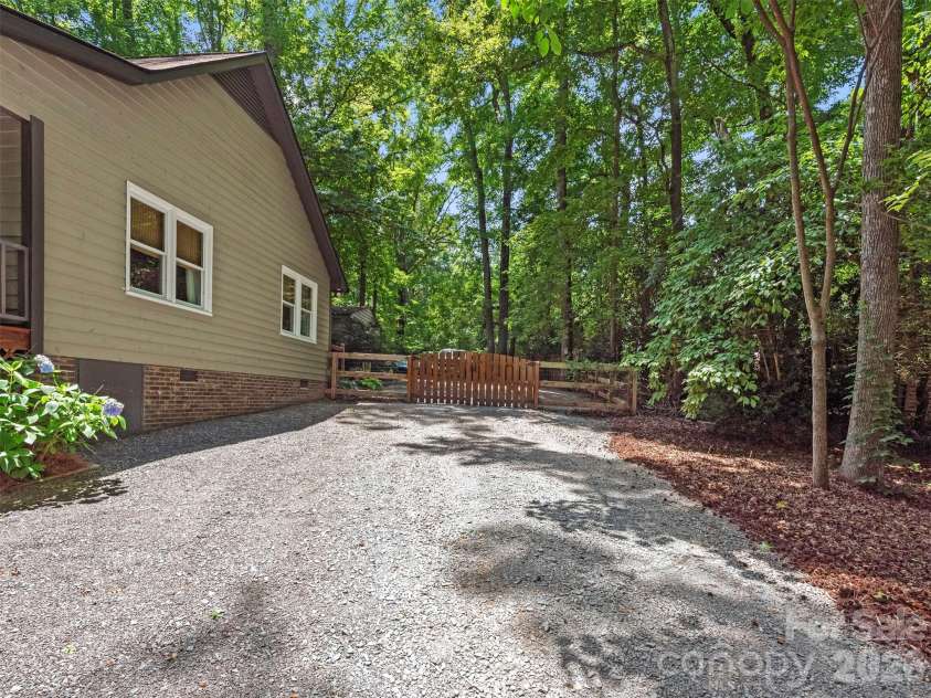 3814 Wonderland Drive, Matthews, NC 28104.  MLS# CAR4391845, YatesRealty ID 30724. Parking