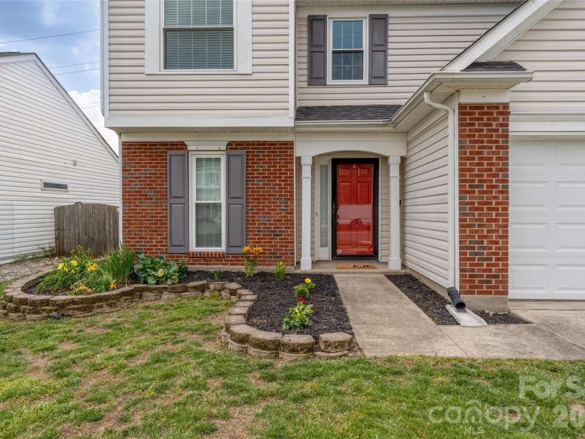 9535 Forest Path Drive, Charlotte, NC 28269.  MLS# CAR4388115, YatesRealty ID 30726. Front Porch
