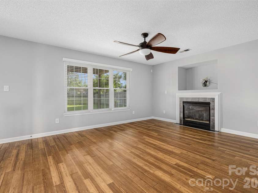 9535 Forest Path Drive, Charlotte, NC 28269.  MLS# CAR4388115, YatesRealty ID 30726. Great Room
