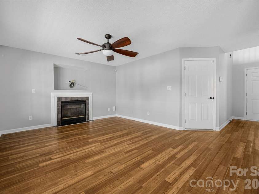 9535 Forest Path Drive, Charlotte, NC 28269.  MLS# CAR4388115, YatesRealty ID 30726. Great Room