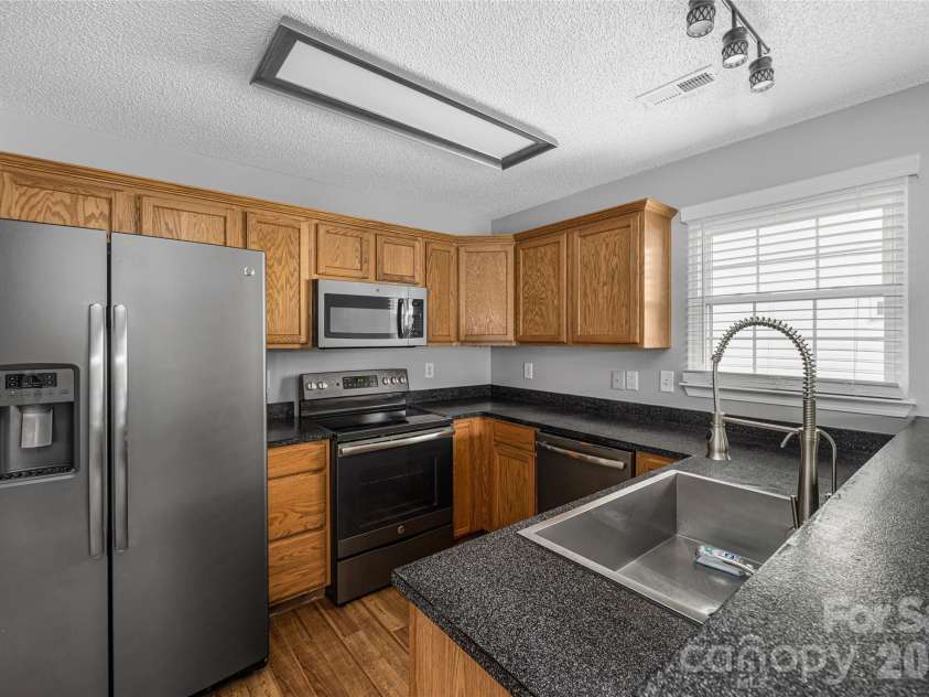 9535 Forest Path Drive, Charlotte, NC 28269.  MLS# CAR4388115, YatesRealty ID 30726. Kitchen