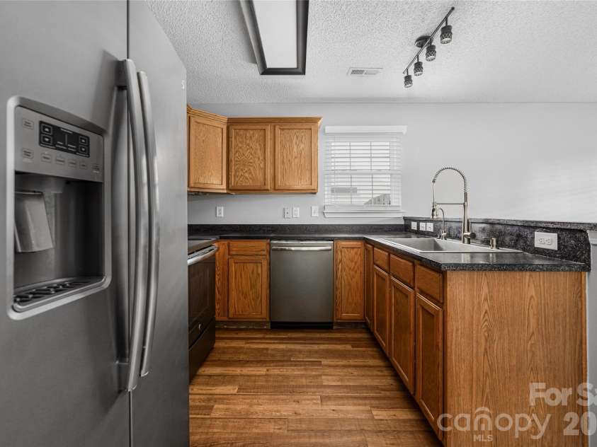 9535 Forest Path Drive, Charlotte, NC 28269.  MLS# CAR4388115, YatesRealty ID 30726. Kitchen